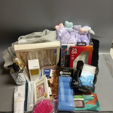 BOX OF APPROX 20 HOUSEHOLD AND COSMETIC GOODS TO INCLUDE LIBERTY LONDON SAMSUNG GALAXY S10E PHONE CASE, HANNA SILLITOE INTENSIVE PREBIOTIC HAND CREAM, BENEFIT EYELINER IN BROWN ETC