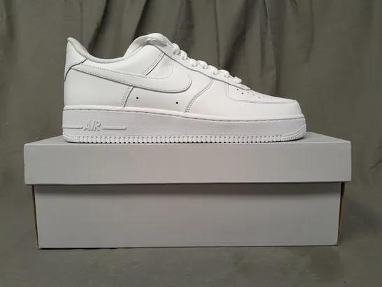 BOXED PAIR OF NIKE AIR FORCE 1 '07 SHOES IN WHITE UK SIZE 8.5