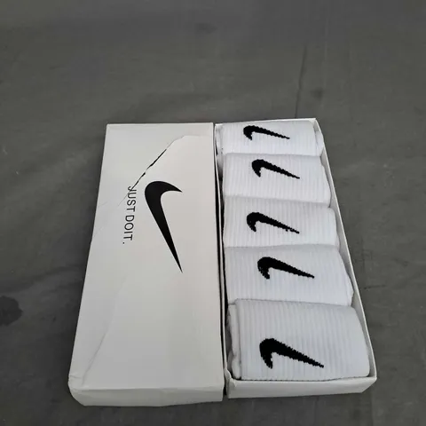 BOX OF NIKE CREW SOCKS - X5