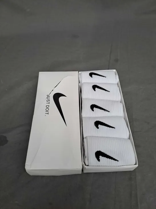 BOX OF NIKE CREW SOCKS - X5