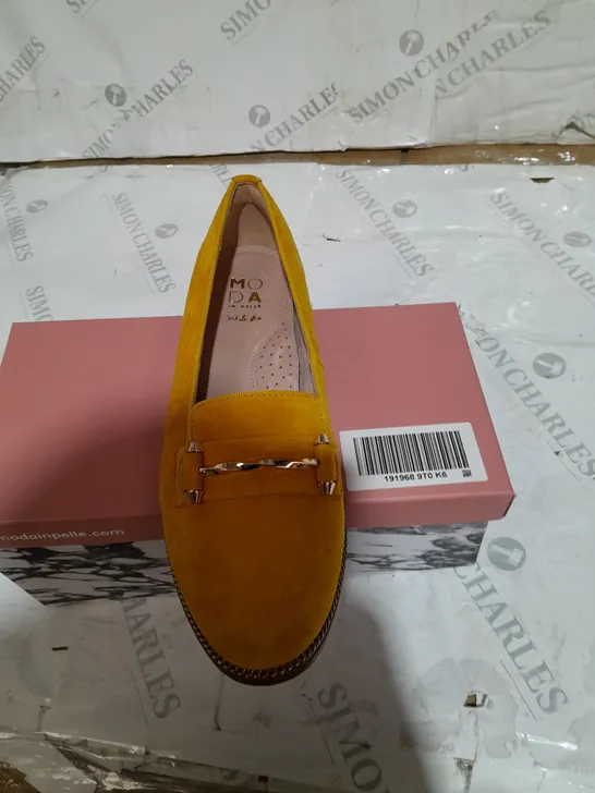 BOXED WAYLEN SHOES MUSTARD SIZE 39 EU