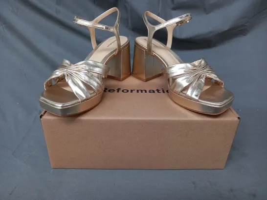 BOXED PAIR OF REFORMATION OPEN TOE MAIZE PLATFORM BLOCK HEEL SANDALS IN METALLIC GOLD SIZE 7