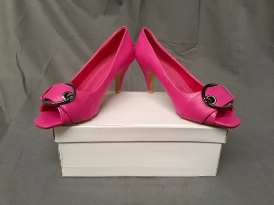 BOXED PAIR OF DESIGNER OPEN TOE MID HEELED SHOES IN FUCHSIA EU SIZE 37