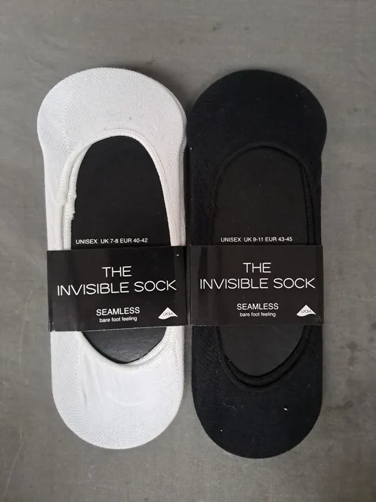 BOX OF APPROXIMATELY 20 PAIRS OF THE INVISIBLE SOCKS IN WHITE AND BLACK (SIZES VARY)