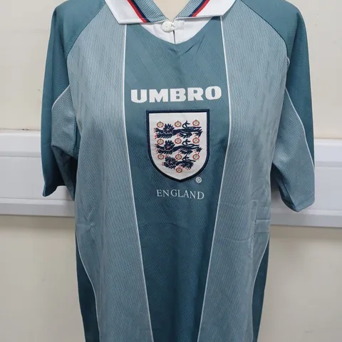 UMBRO ENGLAND COLLARED AWAY JERSEY IN BLUE SIZE M 