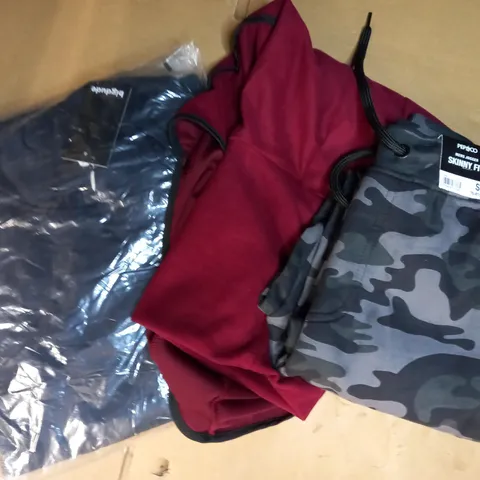 BOX OF APPROXIMATELY 10 ASSORTED CLOTHING AND FASHION ITEMS TO INCLUDE BIGDUDE HOODIE IN NAVY SIZE 4XL, DESIGNER SKINNY FIT MENS JOGGER IN URBAN CAMO COLOUR SIZE M, ETC