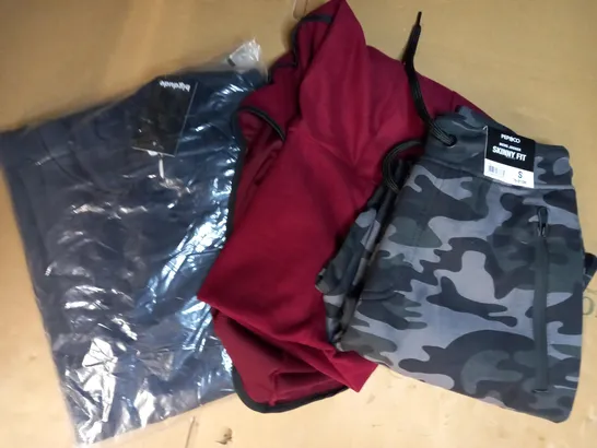 BOX OF APPROXIMATELY 10 ASSORTED CLOTHING AND FASHION ITEMS TO INCLUDE BIGDUDE HOODIE IN NAVY SIZE 4XL, DESIGNER SKINNY FIT MENS JOGGER IN URBAN CAMO COLOUR SIZE M, ETC