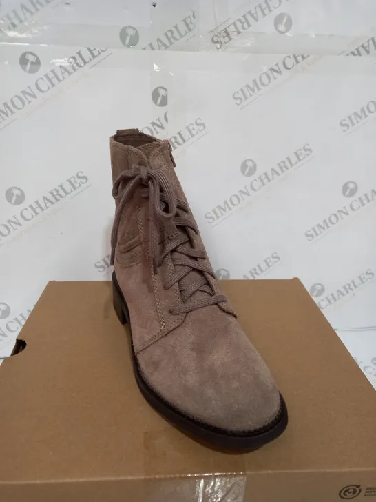 BOXED PAIR OF CLARKS BOOTS IN PEBBLE SUEDE - SIZE 7