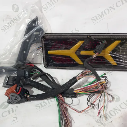 BOX OF APPROXIMATELY 10 ASSORTED CAR AND VEHICLE PARTS AND ACCESSORIES TO INCLUDE TRAILER LIGHT, WIRING, ETC