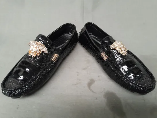 BOXED PAIR OF DESIGNER LOAFERS IN BLACK EU SIZE 44