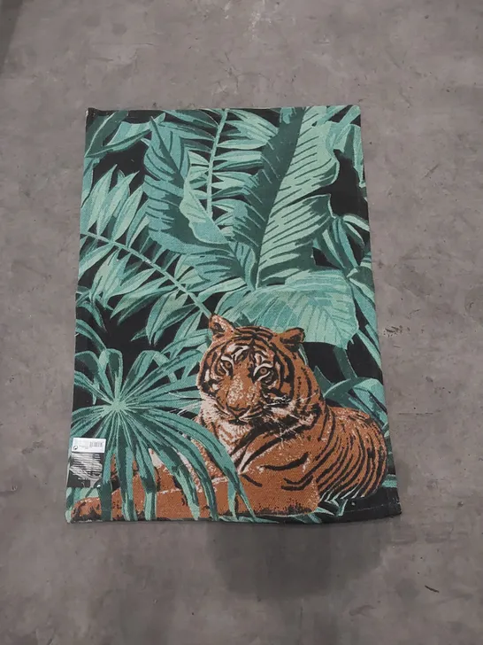 BAG TO CONTAIN APPROX 12 X TIGER PATTERN RUGS // SIZE: 60 X 90cm