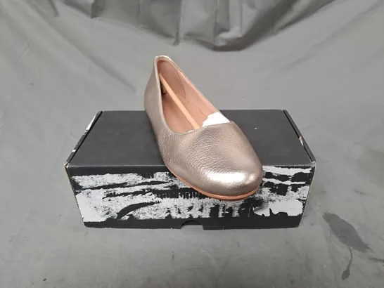 BOXED NATURALIZER METALLIC PUMPS IN GOLD SIZE 5