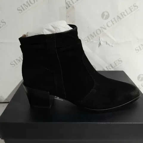 BOXED NATURALIZER GINA ANKLE BOOTS IN BLACK - SIZE 4