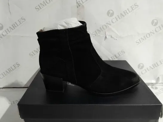 BOXED NATURALIZER GINA ANKLE BOOTS IN BLACK - SIZE 4