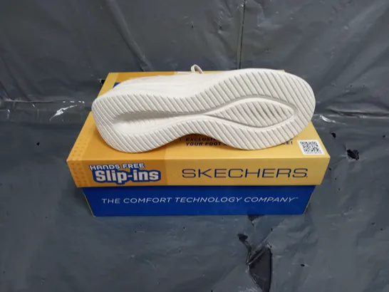 BOXED PAIR OF SKECHERS SLIP-IN TRAINERS SIZE 9