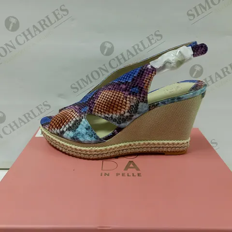 MODA IN PELLE PERIAR BLUE MULTI COLOUR SNAKE PRINT CUT OUT WEDGE WITH METAL DETALS - SIZE EU 40 