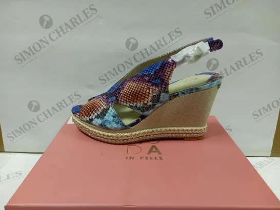 MODA IN PELLE PERIAR BLUE MULTI COLOUR SNAKE PRINT CUT OUT WEDGE WITH METAL DETALS - SIZE EU 40 