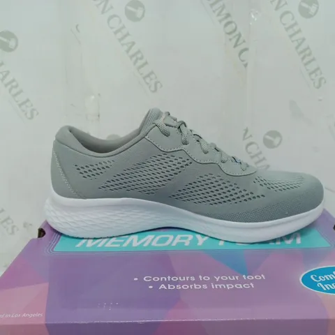 BOXED PAIR OF SKECHERS TRAINERS IN GREY SIZE 6.5 