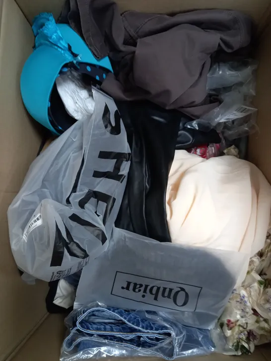 BOX OF APPROXIMATELY 22 ASSORTED CLOTHING ITEMS TO INCLUDE - JACKET, JEANS , DRESS ETC