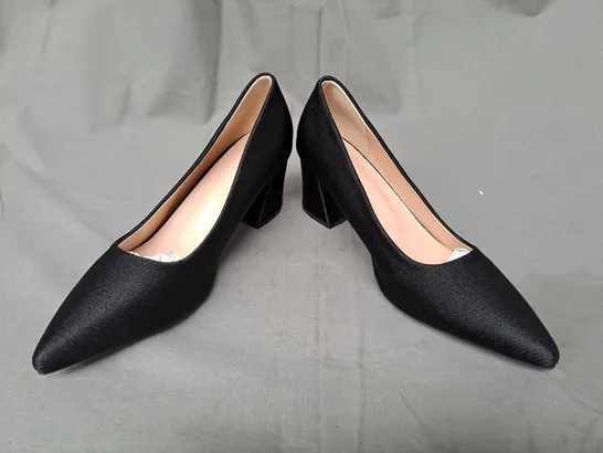 BOXED PAIR OF DESIGNER CLOSED POINTED TOE BLOCK HEEL SLIP-ON SHOES IN BLACK EU SIZE 40