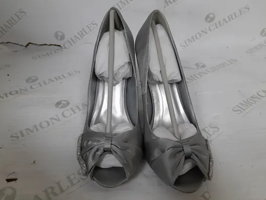 PAIR OF OCCASSIONS BY CASANDRA OPEN TOE HEELS IN SILVER - SIZE 6