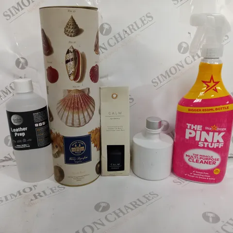 BOX OF APPROX 8 ASSORTED LIQUIDS TO INCLUDE - LEATHER PREP - THE PINK STUFF CLEANER - SANDY BAY LONDON DIFFUSER ECT