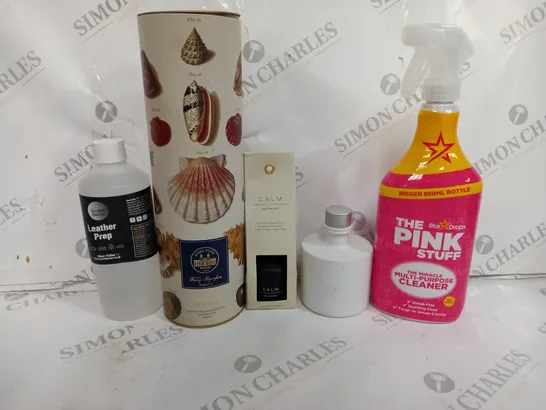 BOX OF APPROX 8 ASSORTED LIQUIDS TO INCLUDE - LEATHER PREP - THE PINK STUFF CLEANER - SANDY BAY LONDON DIFFUSER ECT