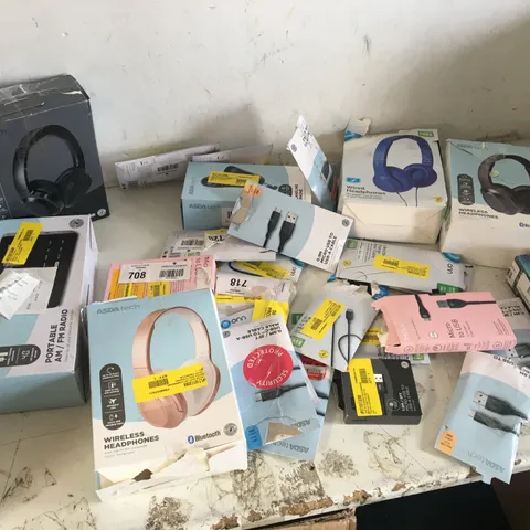 BOX OF ASSORTED CUSTOMER RETURNED ELECTRICALS TO INCLUDE: CABLES, HEADPHONES ETC