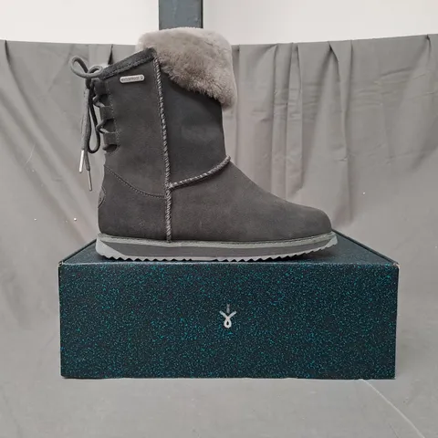 BOXED PAIR OF EMU AUSTRALIA BIRDWOOD BOOTS IN DARK GREY UK SIZE 6