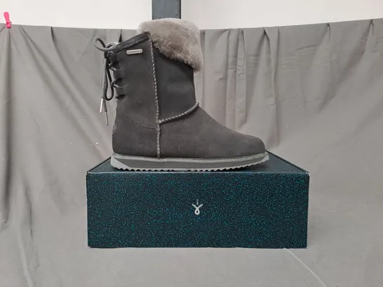 BOXED PAIR OF EMU AUSTRALIA BIRDWOOD BOOTS IN DARK GREY UK SIZE 6