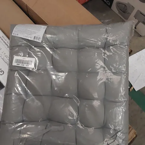 PACKAGED GREY SQUARE CUSHION 