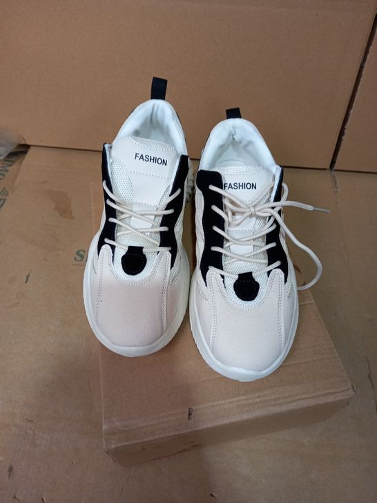 PAIR OFF WHITE TRAINERS EU SIZE 41