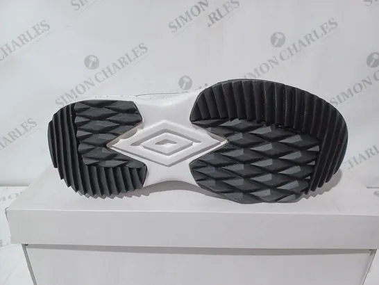 BOXED UMBRO MENS  MAXIMA LOW TRAINERS - UK 8 