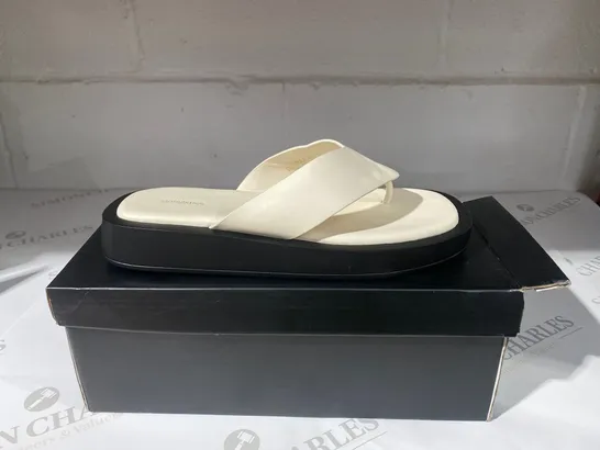 BOXED PAIR OF PRETTYLITTLETHING SLIP ONS SIZE 6