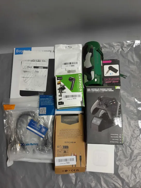 BOX OF APPROX 30 ELECTRICAL ITEMS AND ACCESSORIES TO INCLUDE STEREOBT PORTABLE SPEAKER, WIRELESS EARBUDS, DUAL CONTROLLER CHARGING STATION ETC 