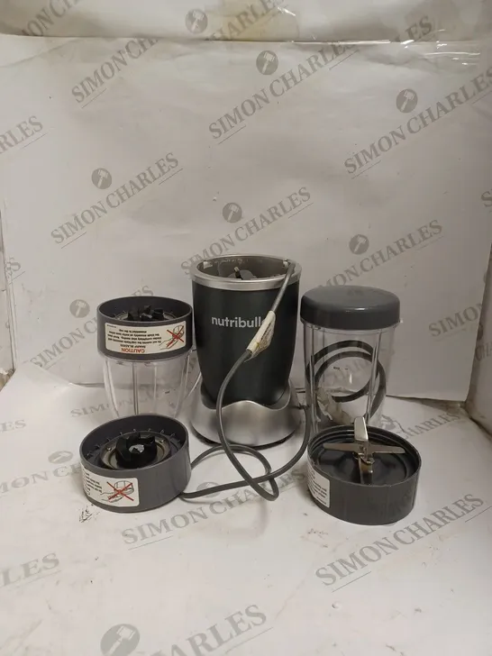 NUTRIBULLET BLENDER WITH ACCESSORIES. 