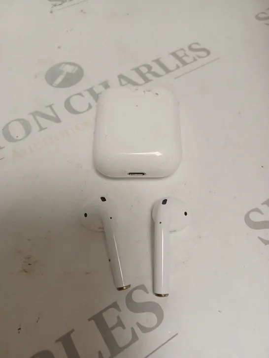 APPLE AIRPODS IN WHITE WITH CHARGING CASE 