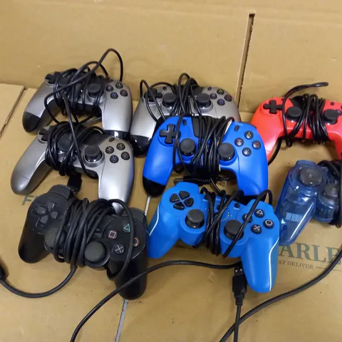 LOT OF 8 GAMEPADS INCLUDING 5 PS4, 2 PS2 GAMEPADS AND 1 PS3 GAMEPAD