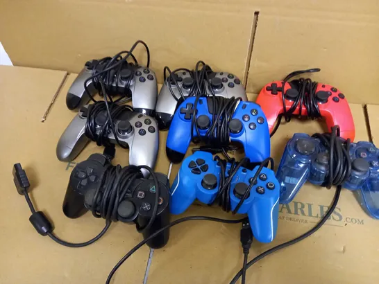 LOT OF 8 GAMEPADS INCLUDING 5 PS4, 2 PS2 GAMEPADS AND 1 PS3 GAMEPAD