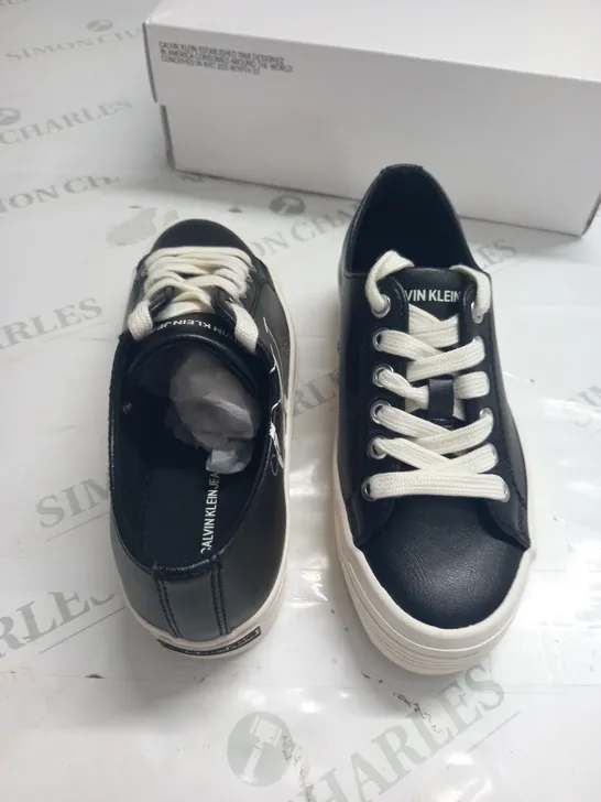 BOXED PAIR OF CALVIN KLEIN JEANS ZESLEY LOW TOP TRAINERS IN BLACK - 2