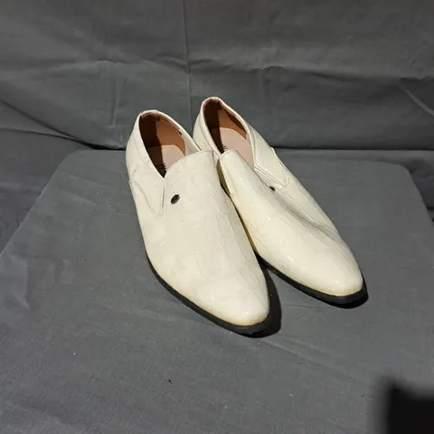 APPROXIMATELY 8 PAIRS OF FORMAL SHOES IN SIZES 41, 42, 43