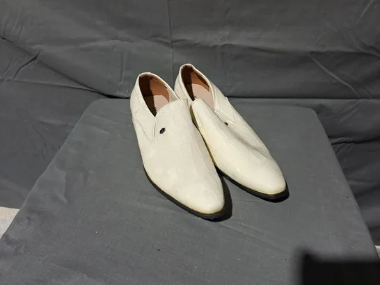 APPROXIMATELY 6 BOXED PAIRS OF FORMAL SHOES IN WHITE TO INCLUDE SIZES 40, 41, 42