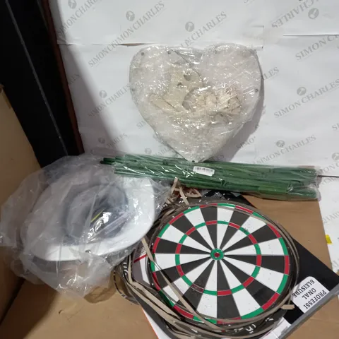 LOT OF 4 ASSORTED HOUSEHOLD ITEMS TO INCLUDE DESIGNER WALL DART BOARD, GREEN PLASTIC POLE SET, HEART WEDDING ACCESSORY ITEM ETC