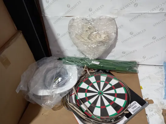 LOT OF 4 ASSORTED HOUSEHOLD ITEMS TO INCLUDE DESIGNER WALL DART BOARD, GREEN PLASTIC POLE SET, HEART WEDDING ACCESSORY ITEM ETC