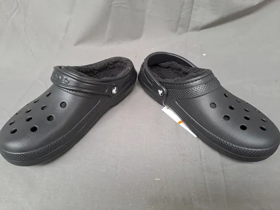 PAIR OF CROCS CLASSIC LINED CLOGS IN BLACK UK SIZE M8/W9