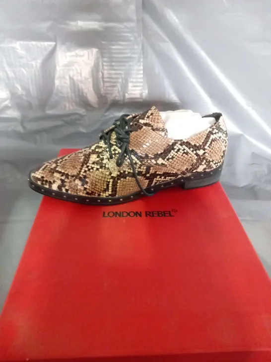 BOXED LONDON REBEL GARSIDE BEIGE COMB SYNTHETIC FLATS SIZE 3