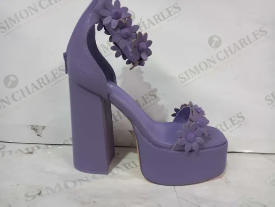 BOXED PAIR OF KOI VEGAN LEATHER HIGH PLATFORM BLOCK HEELS IN PURPLE W. FLORAL DESIGN SIZE 6