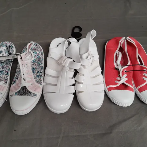 APPROXIMATELY 15 PAIRS OF LADIES SHOES. ASSORTED SIZES, COLOURS AND STYLES