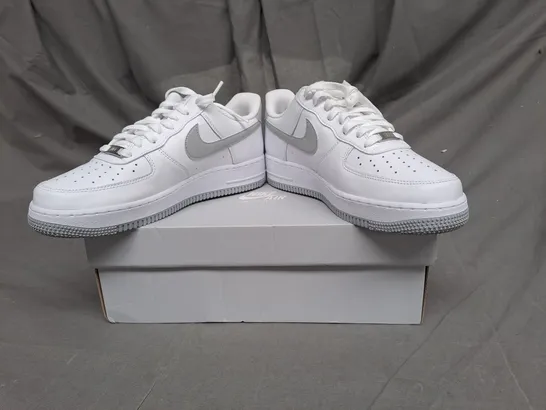 BOXED PAIR OF NIKE AIR FORCE 1 IN WHITE/SMOKE GREY SIZE 7.5