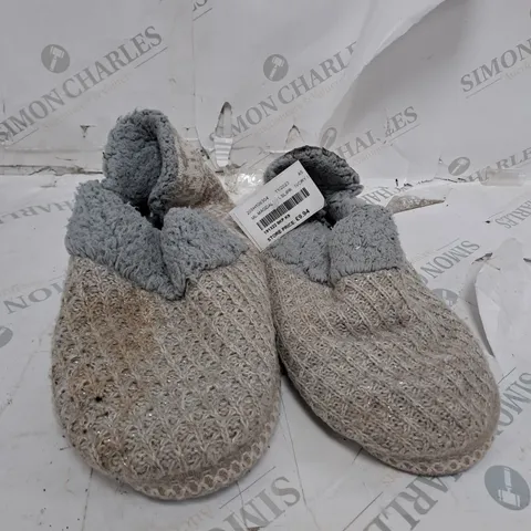 MUK LUKS MAGDALANA IVORY SNOWFLAKE SLIPPERS - SIZE 9